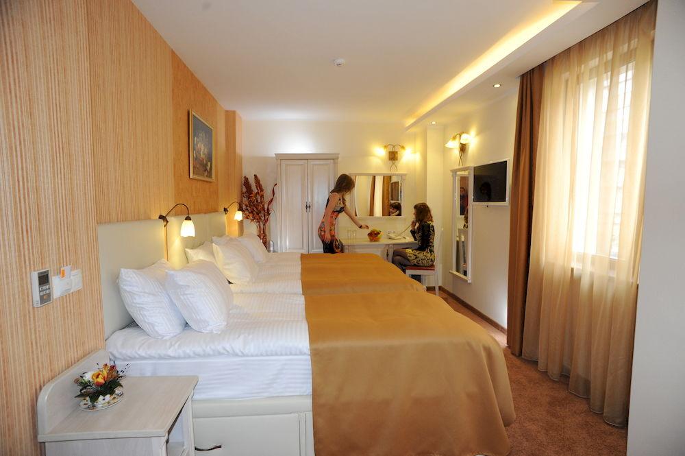 Adria 3*